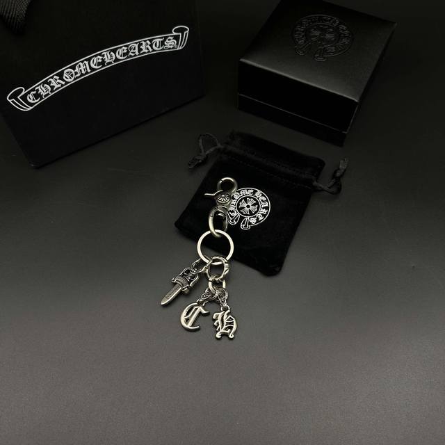 2025潮流推荐］克罗心钥匙扣挂件裤包挂件 做工、质感一流.小细节提升本身整体品味， 搭配起来简直酷毙了.克罗心银饰经过工人手工打制，做工、质感十足，风格作旧粗