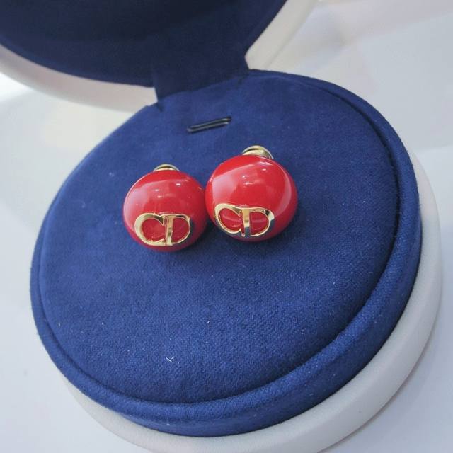 新年红Dior红玛瑙字母耳钉 明星同款Ysl组合字母已经自成一股流行元素，持续为女性诠释优雅、创造时尚，红珠的饰品风格绝对代表了一种新的生活方式，就像此款耳环跟