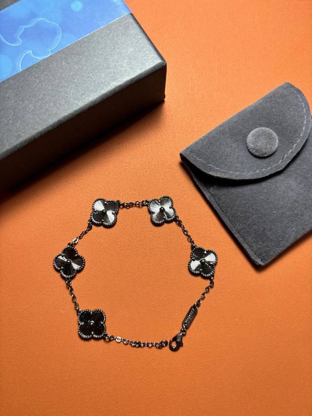 V金镀咪金Vca枪黑四叶草五花手链，太好看了雕花的工艺跟之前的一模一样，我们按照Z批开发车花片，技术已经非常成熟每一片都呈放射状，Cnc精雕做出来非常细密漂亮整