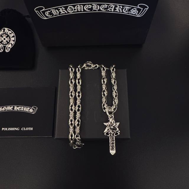 爆款推荐］ 克罗心项链，帅爆了克罗心项链 造型不同的花纹设计风格 呈现出与众不同 十字架 童军花是克罗心的标志所以更经久不衰 正品打版Chrome Hearts