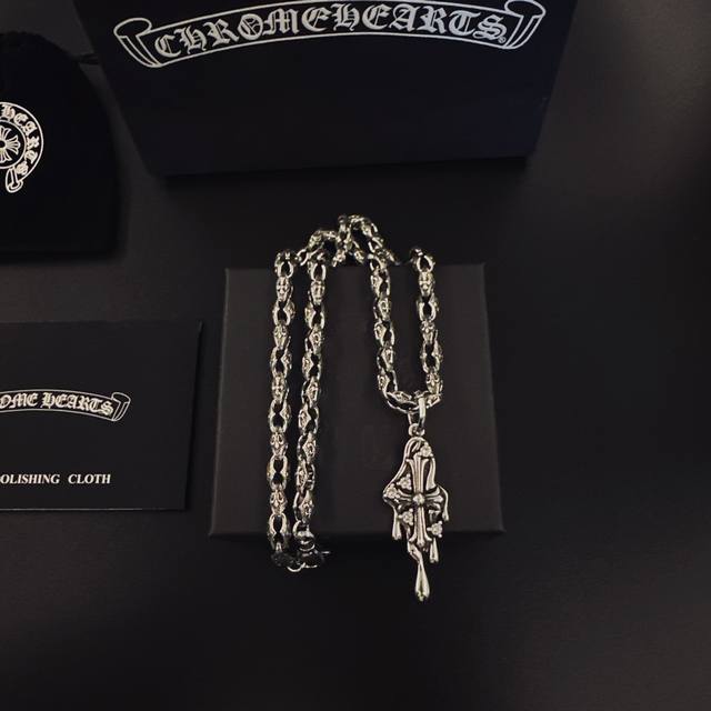 爆款推荐］ 克罗心项链，帅爆了克罗心项链 造型不同的花纹设计风格 呈现出与众不同 十字架 童军花是克罗心的标志所以更经久不衰 正品打版Chrome Hearts