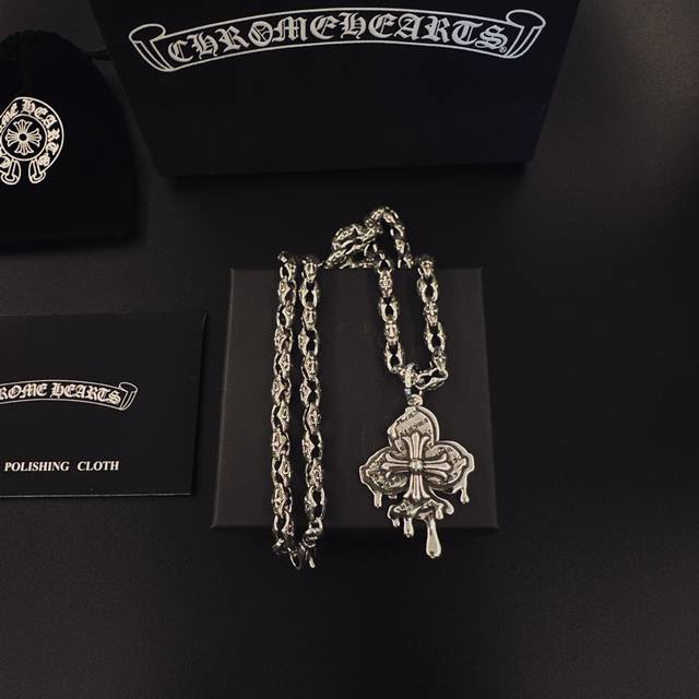 爆款推荐］ 克罗心项链，帅爆了克罗心项链 造型不同的花纹设计风格 呈现出与众不同 十字架 童军花是克罗心的标志所以更经久不衰 正品打版Chrome Hearts