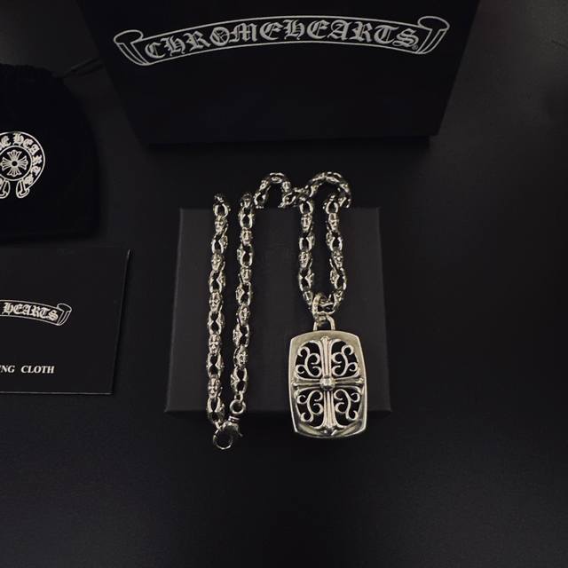 爆款推荐］ 克罗心项链，帅爆了克罗心项链 造型不同的花纹设计风格 呈现出与众不同 十字架 童军花是克罗心的标志所以更经久不衰 正品打版Chrome Hearts