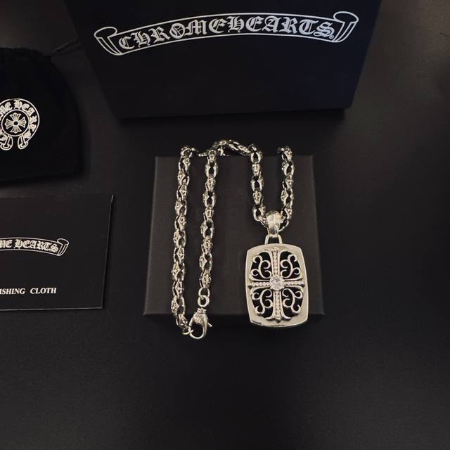 爆款推荐］ 克罗心项链，帅爆了克罗心项链 造型不同的花纹设计风格 呈现出与众不同 十字架 童军花是克罗心的标志所以更经久不衰 正品打版Chrome Hearts