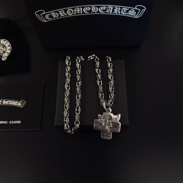 爆款推荐］ 克罗心项链，帅爆了克罗心项链 造型不同的花纹设计风格 呈现出与众不同 十字架 童军花是克罗心的标志所以更经久不衰 正品打版Chrome Hearts