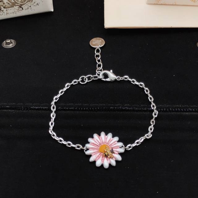 编号Dsl0202 Dio*最新款粉色太阳花朵手链 一致Z批黄铜材质