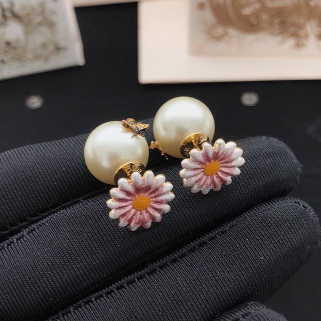 编号Ded0710 Dio*最新款粉色太阳花朵耳钉 一致Z批黄铜材质