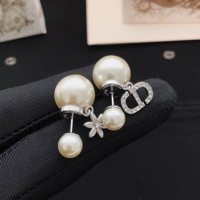 编号Ded0707 Dio*最新款吊Cd镶钻太阳花朵耳钉 一致Z批黄铜材质