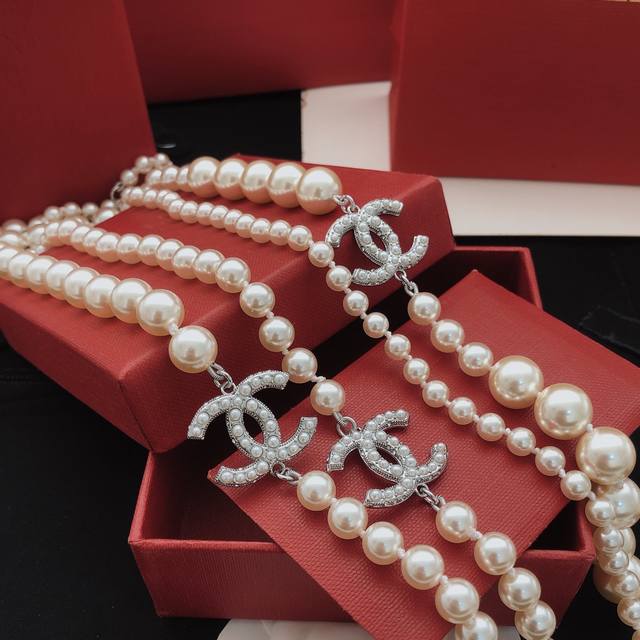 编号Xxl0871 Ch Nel 银色100周年纪念版珍珠毛衣链 定制100周年特别款双面浮雕尾链 重磅推荐，喜欢珍珠款一定不要错过这个！无敌美的，而且超多种搭