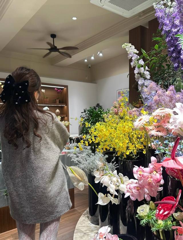 我们出品 Z批 11570重磅推荐 香 水钻黑丝绒蝴蝶结发夹 美到心窝里了妥妥的贵气大小姐标配进口真丝丝绒+蝴蝶结造型设计，把法式优雅焊在发间谁能拒绝丝绒发夹的