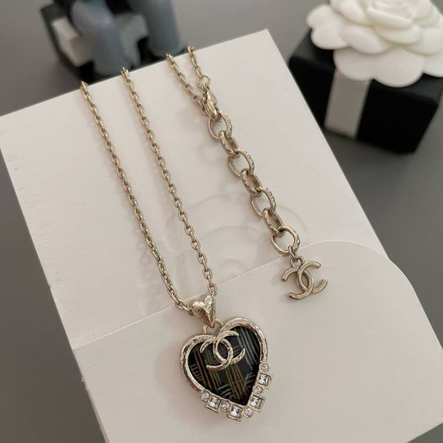 高品质 细节如图 香爱心项链 Z 4200，这一季手工坊系列太太太好看了！必入单品，复古爱心的设计，链条长短可调节，五金不是光滑亮面的，而是手敲打出凹凸不平的设