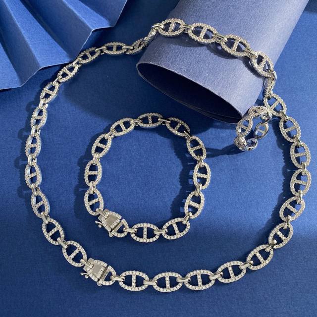 佩戴图 项链A 手链A 戒指A Apm时尚轻奢多个满钻猪鼻子椭圆形几何手链项链戒指银色套装 黄铜材质 戒指重约4.1G 戒指面宽约0.6Cm； 项链重约35.9