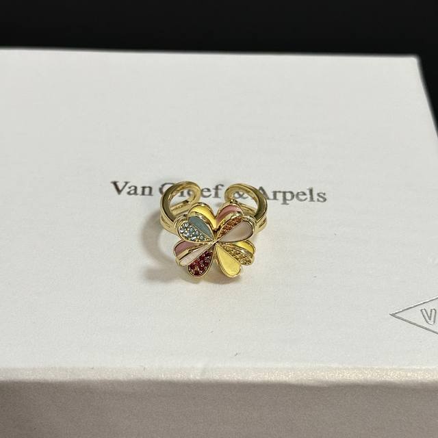 精工原版〕Vca四叶草梵克雅戒指 经典之作 官网同款 时尚潮流 采用多层次金属雕刻设计 使花瓣更立体 镶嵌满钻工艺 尽显女性柔美气质 四叶草幸运图案 象征幸运和
