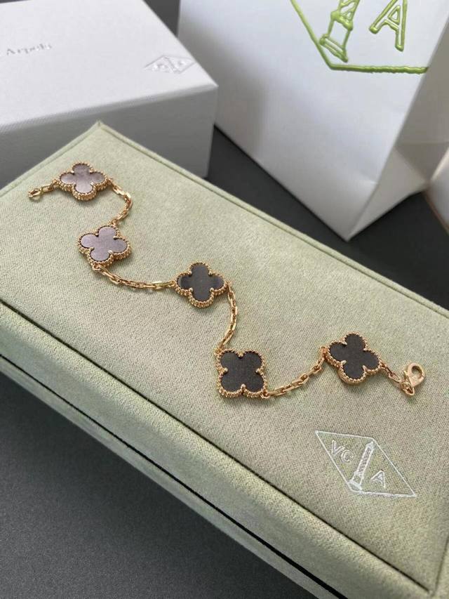 V金材质 高版本Cnc Vca天然银耀石五花四叶草手链 圣诞限定款，天然的银曜石，每个角度都有不同的颜色，版型超级正，正版细节，市面上很多版都是错的！光泽非常好