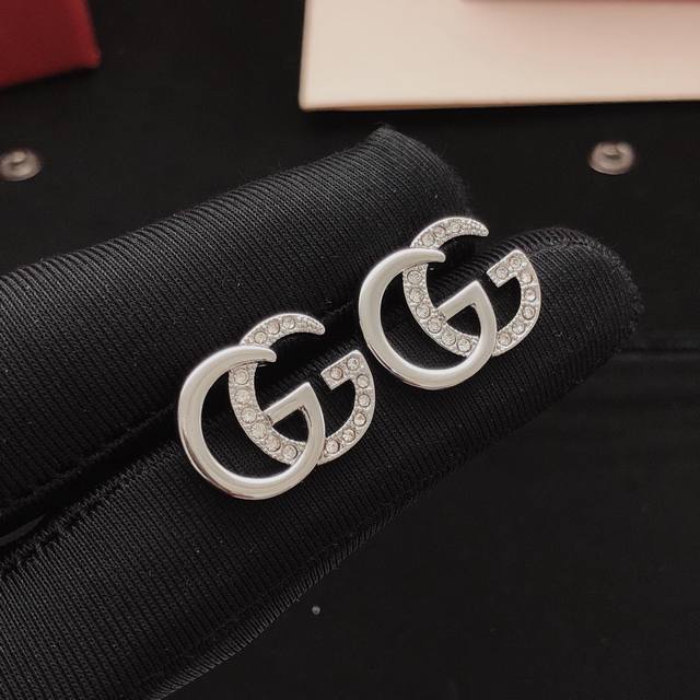 编号Ged0194 Gucc*最新款银色迷你耳钉 一致Z批黄铜材质