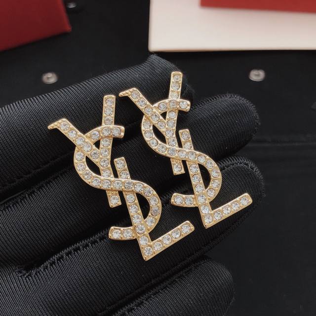 编号Yed0011 Yvessaintlauren*最新款金色镶钻耳钉 一致Z批黄铜材质