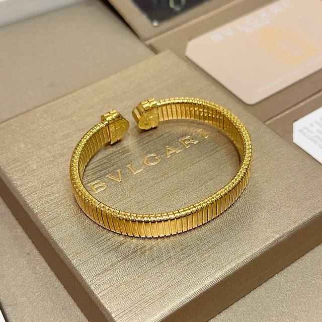 宝格丽手镯Ser批Enti Vi批Er系列间蛇骨手镯，V金材质 完美精心打磨，与金属边完美契合！充满诱惑和迷人的感性，钻石的璀璨奢华，呈现出中无与伦比的美感与力