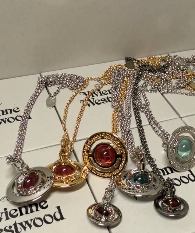 大号星球项链Vivienne Westwood薇薇安西太后土星项链优雅大方精工设计 非常修饰脸型 青春活力 一眼就被这款吸引了 非常漂亮的颜色搭配 时尚又俏皮