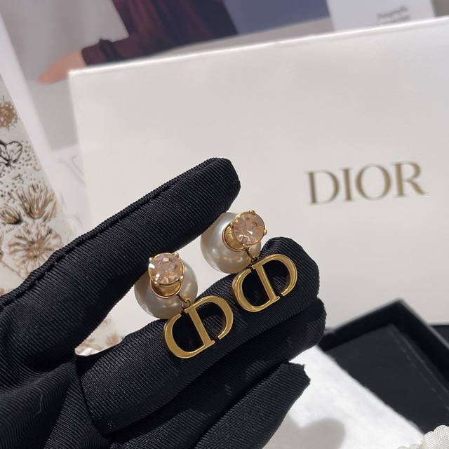 编号Ded0412 Dior Cd 经典大小珍珠 粉色彩钻耳钉 耳环 太美了，设计师新做 采用大小珍珠爱心 经典Cd原版材质纯银针 圆环设计 亲们，这简直就是两