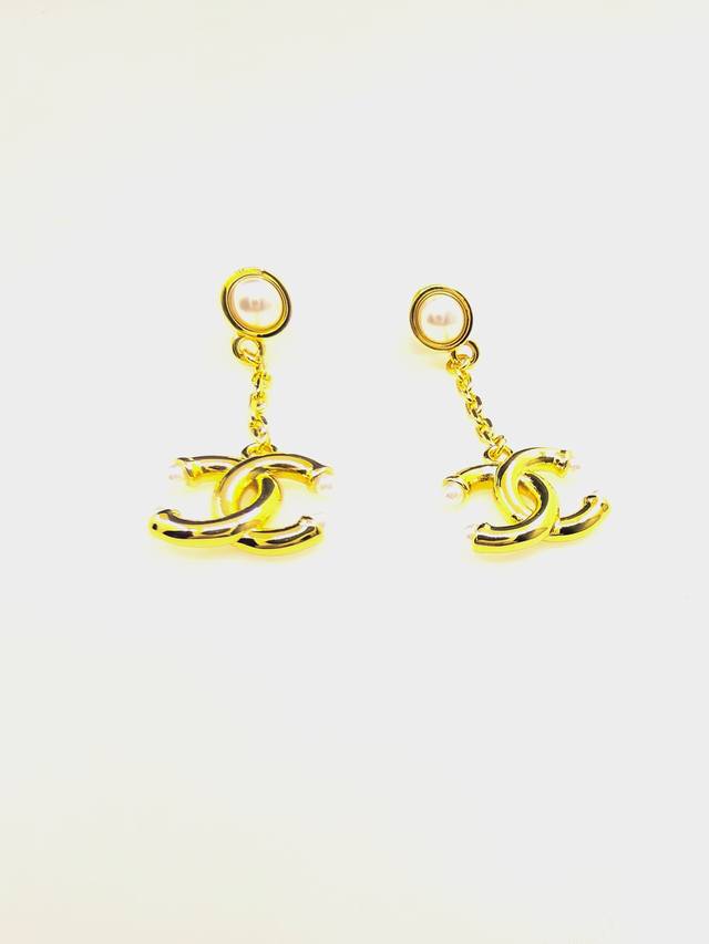 Chanel 最新款金色Cc4珍珠长耳环 一致Z批黄铜材质