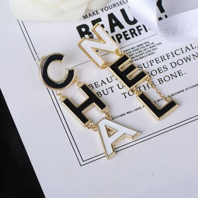 小香Chanel新款耳环 每一个细节做工非常精细 这款设计非常美轮美奂 这款真的超级美超级仙 精致小姐姐必备