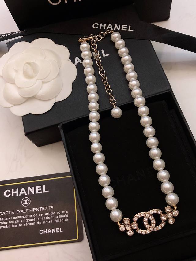 Ch*Nel 小香 高颜值Chanel Chocker 新款香奈儿珍珠 项链珍珠给人留下一种优雅高贵的感觉 独家正品定制 专柜黄铜材质看得出有多可贵项链
