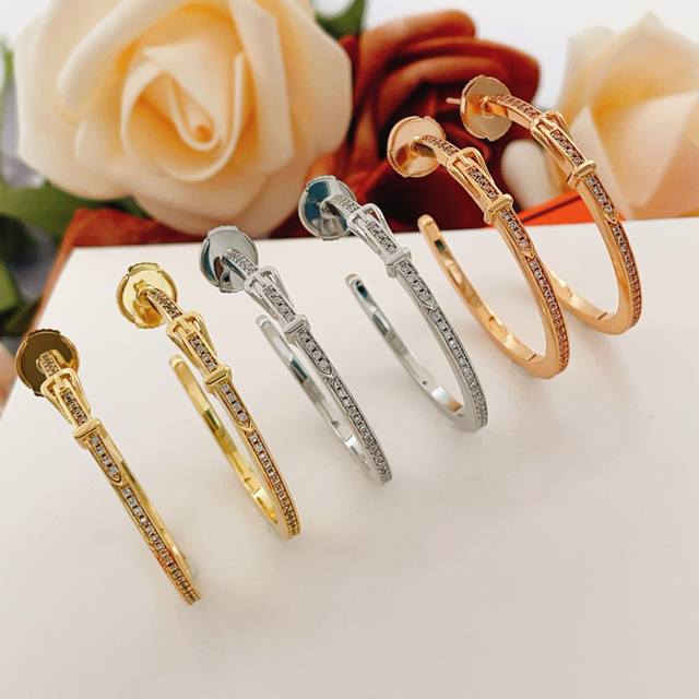 He119玫瑰金 He120金色 He121银色 He Mes最新款三色皮带耳钉 一致Z批黄铜材质，非常的上镜设计很特别值得入手高级手工坊系列