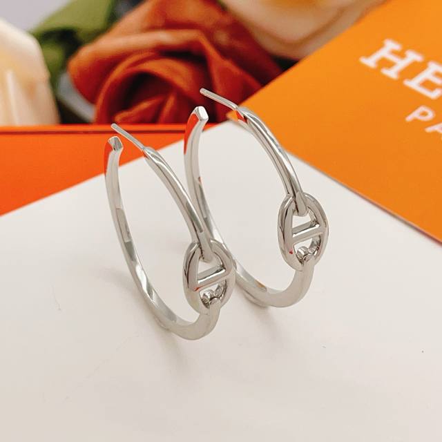 He Mes最新款银色猪鼻子耳钉 一致Z批黄铜材质，非常的上镜设计很特别值得入手高级手工坊系列