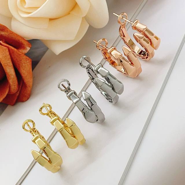 Be049玫瑰金 Be050金色 Be051银色 Bvlgari最新款三色蛇头耳钉 一致Z批黄铜材质，非常的上镜设计很特别值得入手高级手工坊系列