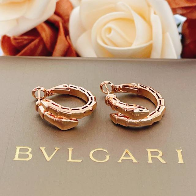 Bvlgari最新款玫瑰金蛇头耳钉 一致Z批黄铜材质，非常的上镜设计很特别值得入手高级手工坊系列