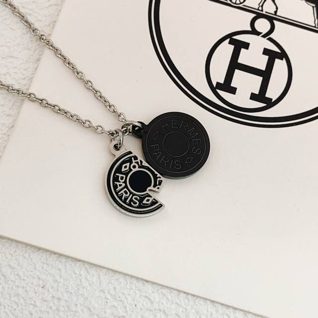 He Mes最新款银色黑色二合一圆牌项链 一致Z批黄铜材质，非常的上镜设计很特别值得入手高级手工坊系列
