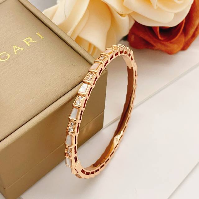均码:17左右 Bvlgari最新款玫瑰金镶钻蛇骨手镯 一致Z批黄铜材质，非常的上镜设计很特别值得入手高级手工坊系列