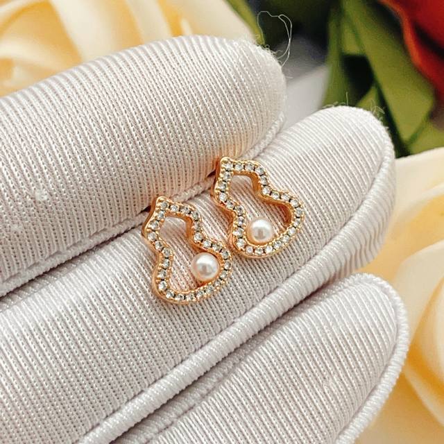 Qeelin 最新款玫瑰金珍珠葫芦耳钉 一致Z批黄铜材质，非常的上镜设计很特别值得入手高级手工坊系列