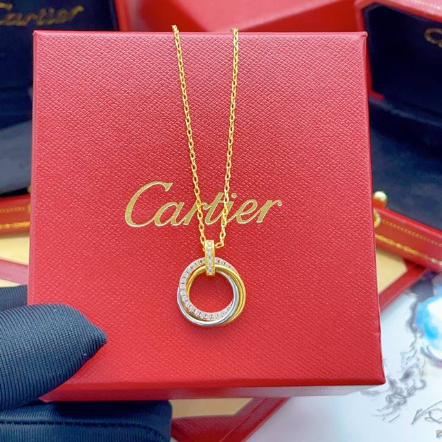 Cartie*最新款卡地亚三色环扣圆形镶钻项链 一致Z批黄铜材质，非常的上镜设计很特别值得入手高级手工坊系列