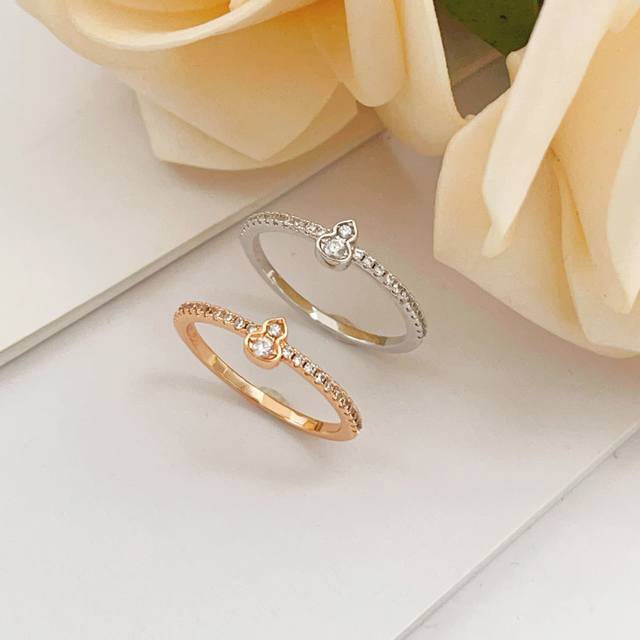 Qj003银色 Qj004玫瑰金 大小尺寸:6.7.8码 Qeelin 最新款两色镶钻葫芦戒指 一致Z批黄铜材质，非常的上镜设计很特别值得入手高级手工坊系列