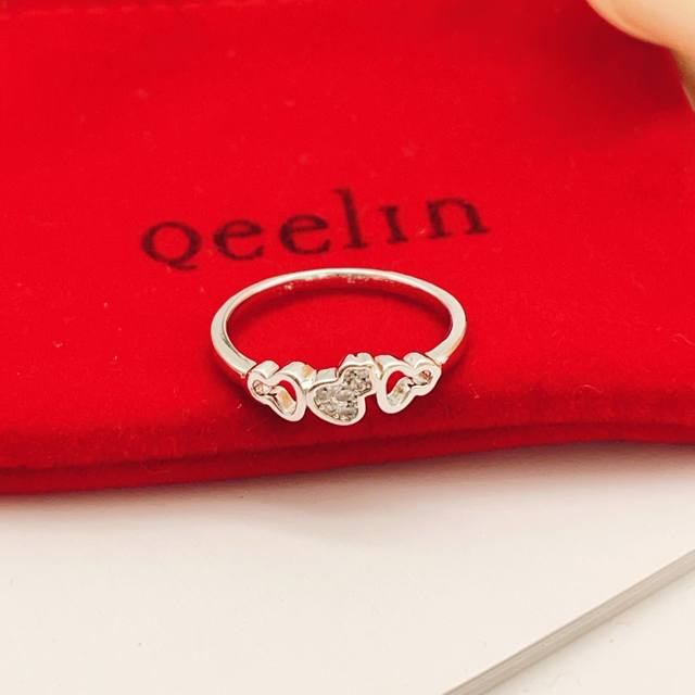 大小尺寸:6.7.8码 Qeelin 最新款银色三葫芦戒指 一致Z批黄铜材质，非常的上镜设计很特别值得入手高级手工坊系列