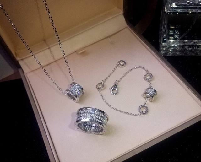 项链 戒指 手链 Bvlgari宝格丽B.Zero1系列三环满钻项链手链戒指[调皮]完美还原专柜细节 镶嵌进口高碳钻 [转圈]独家实拍 图片可见工艺 高端亚金电