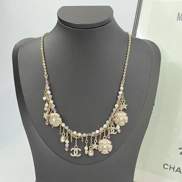 今日新款 编码N1204 香奈儿项链热销款爆上新一致Z批，专柜同步 Chan 26 粉色珐琅山茶花多元素流苏项链 流苏珍珠设计融合星星、粉色水滴、满钻双Ｃ、山茶