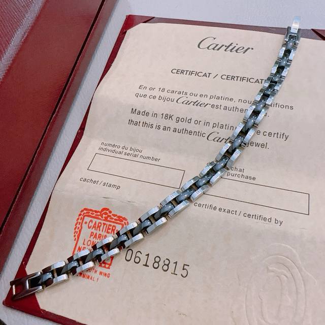 卡地亚手链V金材质系列 品相完美，细节无敌，那种独特的色泽完全无可挑剔，再缀以经典指环外形设计，简约之余却又优雅夺目，V金纯手工的组合更显气色，上手雅致动人。男