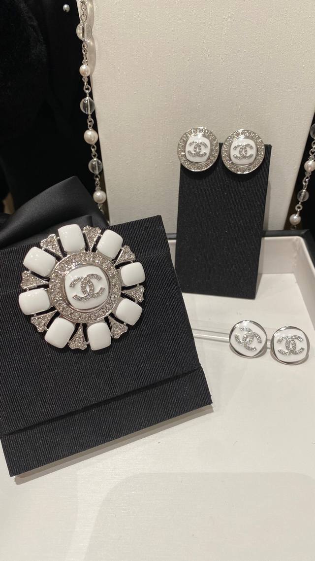 航海系列银色圆形水晶钻白色珐琅满钻双C船舵胸针 船舵造型白珐琅晶钻双C做点缀 细节满满 把时装配饰做出高珠的高级感真的很难得 上身清爽时髦又减龄 一秒提升精致度