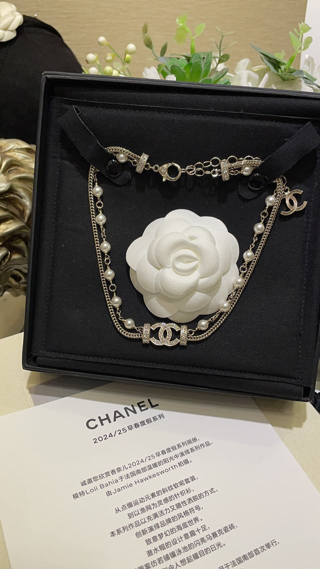 今日新品双层项链 24K新款淡金色满钻双C珍珠双层项链Choker 编织感粗链条X珍珠链条的双层设计 很吸睛很有存在感非常衬气质 完完全全就是有钱大小姐的感觉
