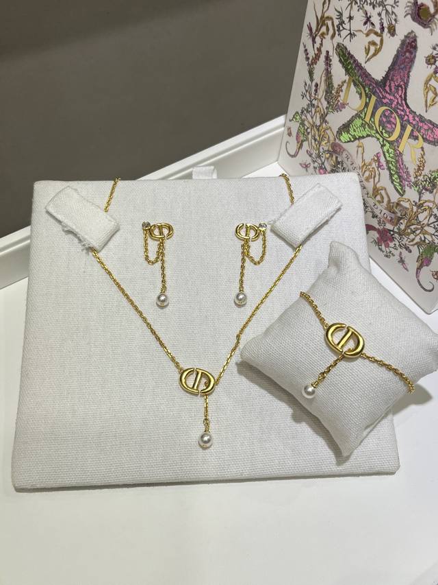 编号Ded0682耳钉 编号Dxl0275项链 今日新品 项链 26年早春新款猪鼻子Cd链条项链 小珍珠链条搭配圆润饱满猪鼻子Cd 贵气感满满 好高级