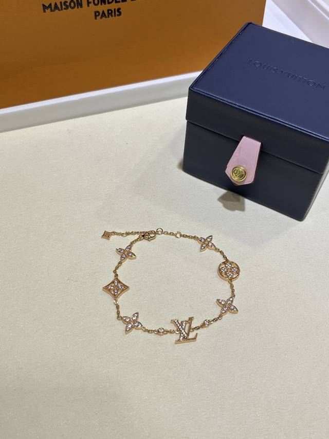 编号Lsl0018 今日新品 高级珠宝系列 25年新款满钻花卉四叶草字母金色手链 极具辨识度的经典花型Logo字母 满钻设计Blingbling超级闪 玫瑰金色