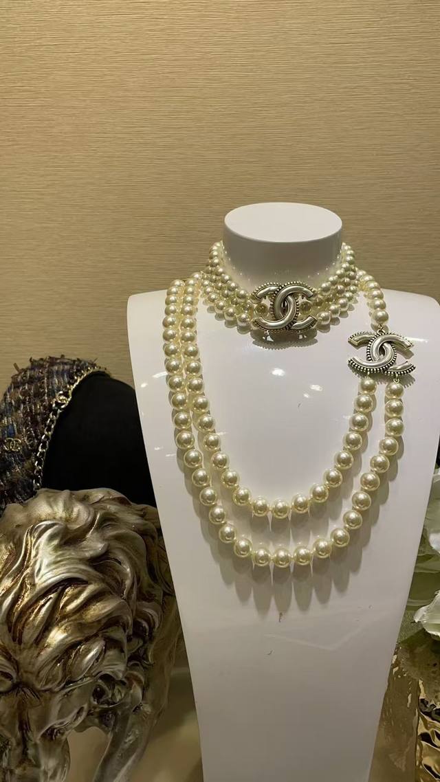 编号Xxl0376 重工项链今日到货三层项链 新款白色珠光树脂双C珍珠项链Choker 白色立体珠光双C搭配古铜金色花边 搭配三层珍珠链条很有油画感 简直美到窒