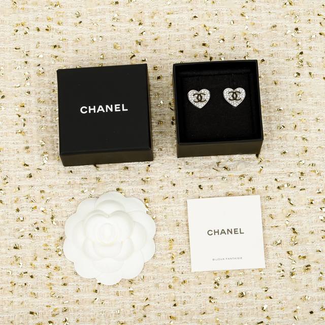 我们出品 Z批 6630！量大咨询客Fu 香 爱心满钻双C耳钉 26批春夏最新款！太爱啦每一期必入爱心系列！是心动的感觉，哇哇，太美啦！Blingbling爱惨