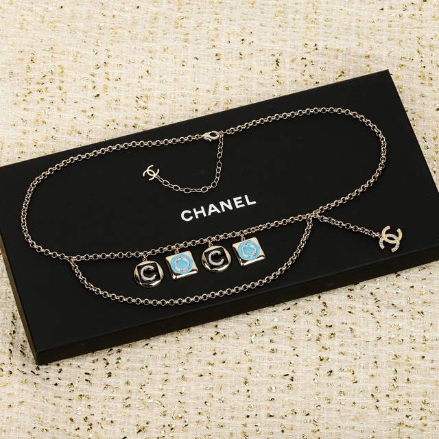 我们出品 Z批 23790！量大咨询客Fu 香 26C方圆形彩色珐琅字母腰链 26C早春最新款，全网首发现Huo简约高级，却暗藏心动彩色珐琅的方圆造型，时髦度直