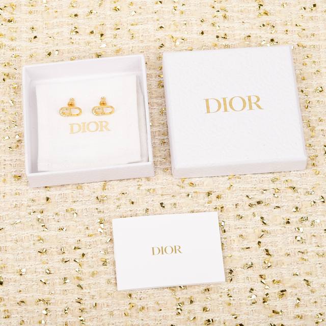 我们出品 Z批 5070！量大咨询客Fu Dor 半钻Cd耳钉 2026早春最新款绝美系列非常经典的Cd设计超级百搭！一致Z批黄铜材质，颗颗Silver Sha