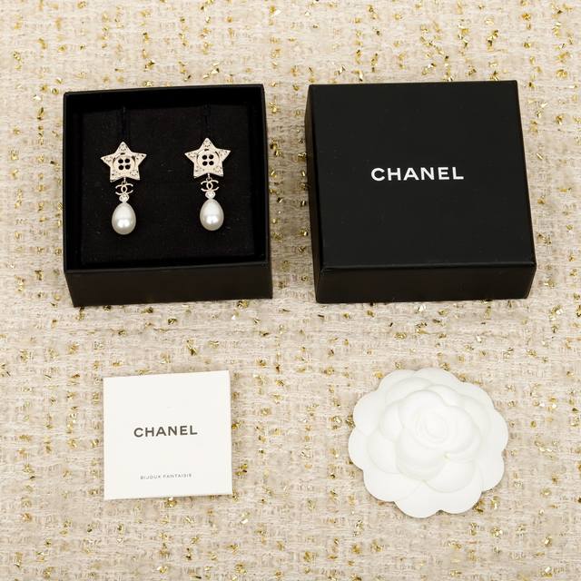 我们出品 Z批 7930，量大咨询客Fu 香 纽扣五角星珍珠耳环 重磅推荐！万年经典款，这一季的设计，真的要给一万个款款戳中人心啊，精致优雅，气质满分日常或正式