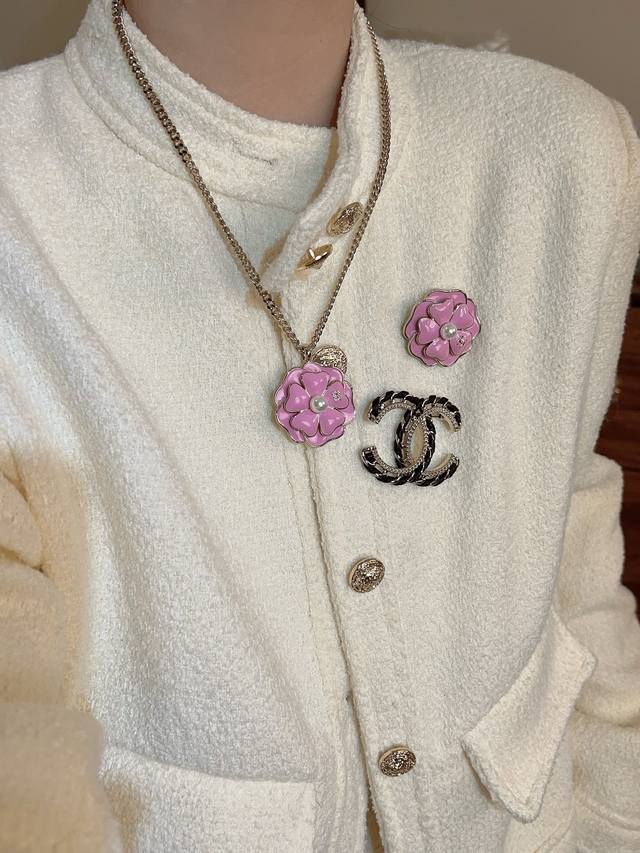 我们出品 Z批 9100！量大咨询客Fu 香 黑 粉山茶花双C项链 25B秋冬最新款，最新款全网首发现Huo哇哇，太美了，仙女级别！每季必入的山茶花系列！简约而