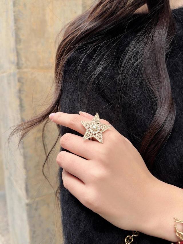 我们出品 Z批 5070！量大咨询客Fu Dor 五角星珍珠Cd戒指 一定要买系列2630早春最新款绝美系列！全网首发现货第一眼看上去它是个爆款低调的浅金色五角